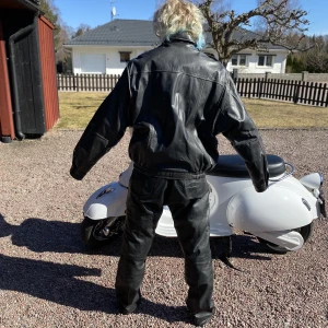 Läderjacka och byxor - Säljer ett mc/läderställ med jacka och byxor. Jackan är en Bissen & Bossen jacka och byxorna är jag osäker på märke men har fotat en markering som sitter på☺️Jackan är en L och byxorna är en XL/L. Kan skicka fler bilder samt diskutera priset vid intresse🔥