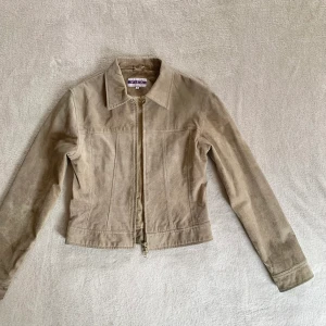 Beige mockajacka - Tunnare jacka i mocka-material, originellt från VILA! Perfekt till våren 💕