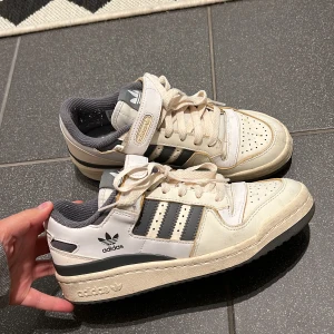 Adidas - Ny skick! Köparen står för frakten!