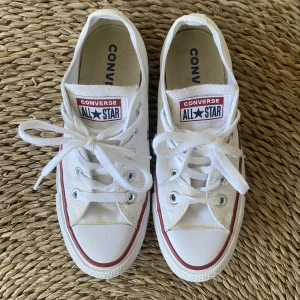Låga Converse  - Vita låga converse. Tecken på användning finns men är väl bevarade och i fint skick!