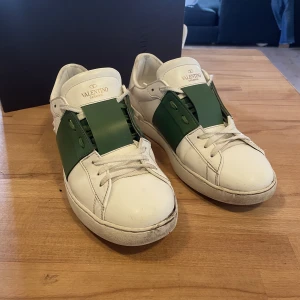 Valentino open skor - Ett par snygga valentino open skor i använt skick! Som ni ser på bild nummer 3 så ha sulan från högra skon lossnat. Detta går säkert att lösa med lim etc. Förövrigt så är skorna i bra skick. Box med extra snöre och alla tillbehör finns! Kvitto finns oxå! 