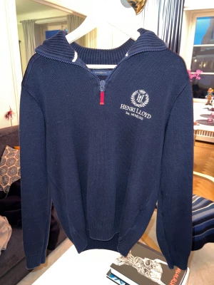 Henri Lloyd Half Zip - Snygg navy Halfzip från Henri Lloyd. Använd men felfri! Nypris på runt 495kr. Skriv om du har fler frågor