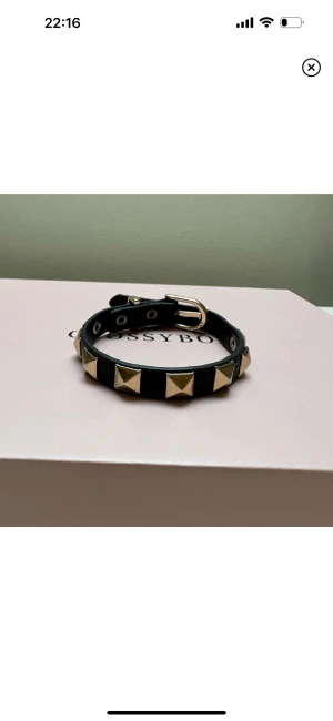 Nitarmband liknande valentino - Säljer detta nitarmbandet liknande valentinoarmband❤️aldrig använt!