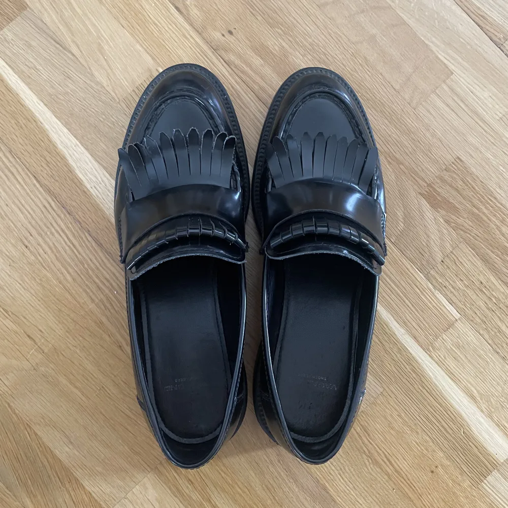 Knappt använda loafers från Vagabond (1500kr nypris). Stora i storleken. Säljer på grund av att de inte används.. Skor.