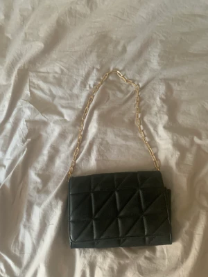 Väska - Säljer denna då den inte kommer till användning för mig