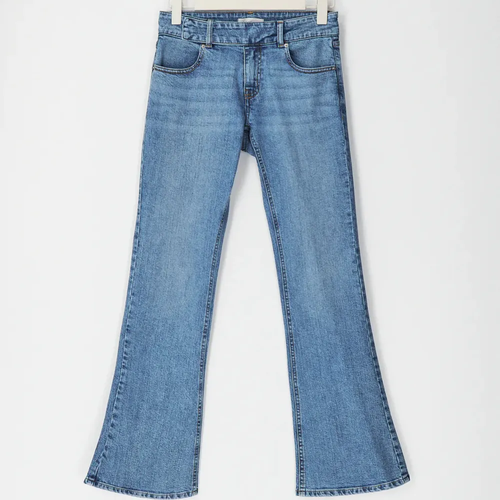 Supersnygga low waist jeans från Gina tricot med bootcut model. Jätte snyggt knäppe/skärp i midjan. Inga defekter och nästa aldrig använda🩵🩵 Köptes för 499kr. Jeans & Byxor.