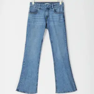 Supersnygga low waist jeans från Gina tricot med bootcut model. Jätte snyggt knäppe/skärp i midjan. Inga defekter och nästa aldrig använda🩵🩵 Köptes för 499kr