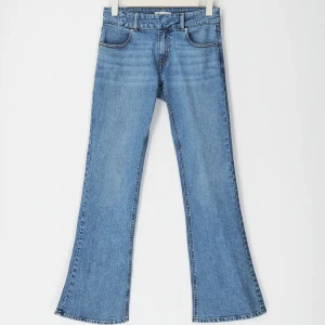 Low waist jeans - Supersnygga low waist jeans från Gina tricot med bootcut model. Jätte snyggt knäppe/skärp i midjan. Inga defekter och nästa aldrig använda🩵🩵 Köptes för 499kr