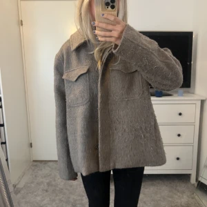 jacka/kappa - En beige vårjacka som inte kommer till användning längre! 