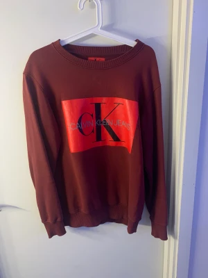 Calvin Klein tröja  - Storlek M och den är fräsch och fin färg men den har blivit liten på mig så kan inte använda den längre, köparen står för frakt 😃