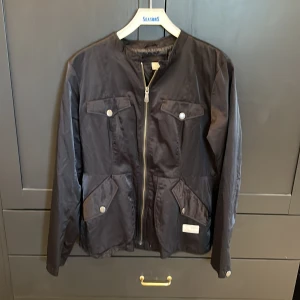 Jacka från ODD MOLLY - stl 4 - Fin sparsamt använd jacka (använd vid ett tillfälle) från Odd Molly. Stl 4.  