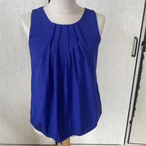 mörkblå blus  - en jättesöt blus som är vintage. säljs pga att den inte kommer till användning. Superskönt material och väldigt simpel men supersnygg 