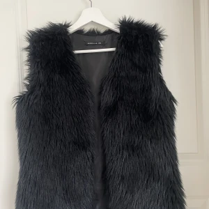 Svart pälsväst - Superfin päls-väst med bra kvalitet. Nästan aldrig använd, köpt väldigt dyr, säljer billigare. 
