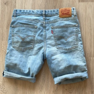 Jeansshorts Levi’s - 510 skinny. Storlek 16 år, 176cm, motsvarar xs dam. Reglerbar midja, dragkedjegylf. 
