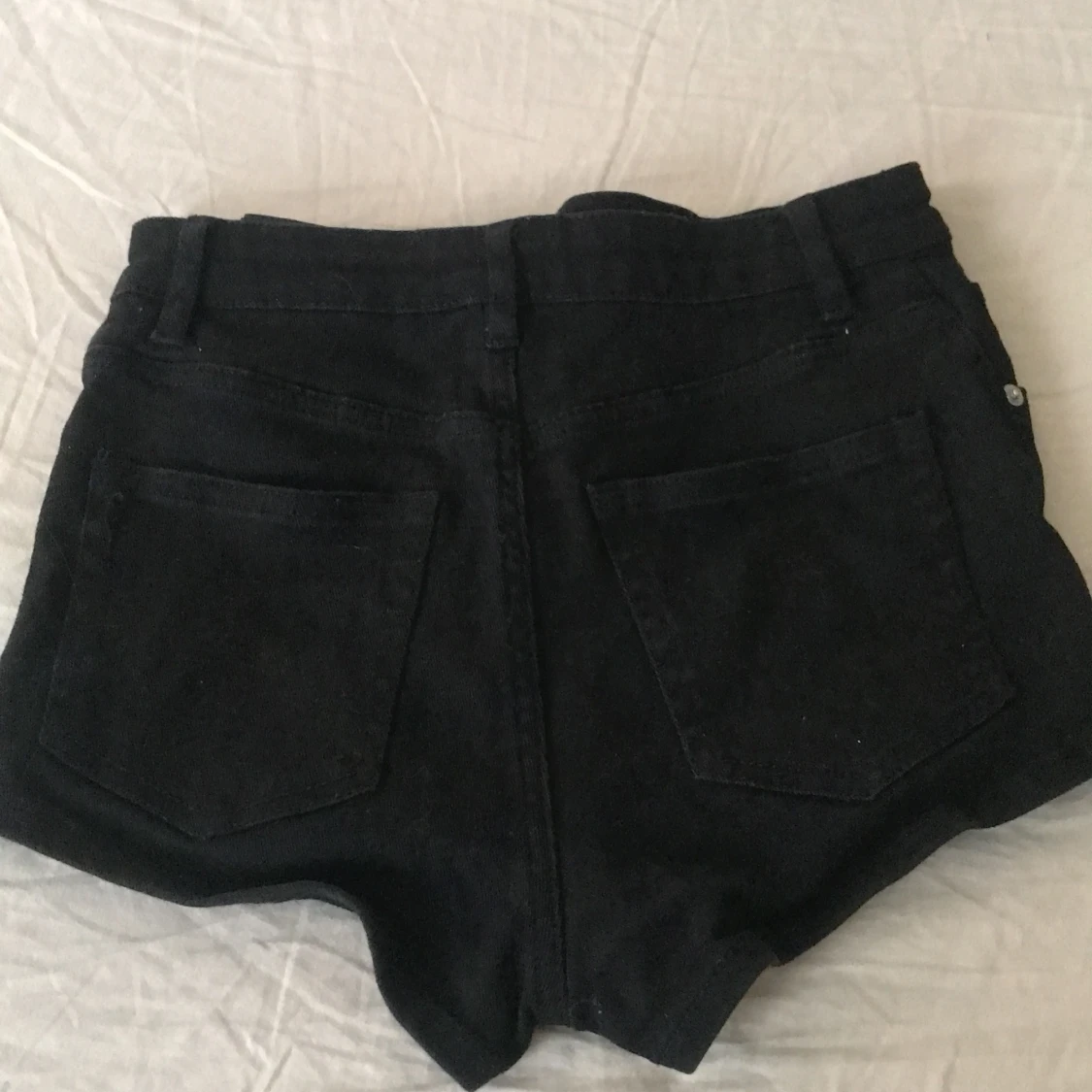 Svarta jeans shorts med hål  - 90