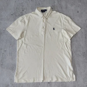 Ralph Lauren pike - Perfek skick dm för mer bilder. Den är inte så gul så som det ser ut på bilden