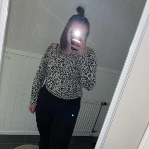 Fin tröja - En jätte fin tunn och skön tröja. Storlek s. Den går att ha off shoulder och som en vanlig tröja.