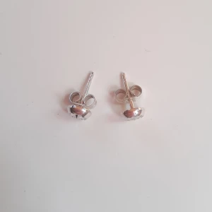 Silverörhängen  - Silverörhängen med gravering. Helt oanvända och i nyskick. Frakt: 15 kr Ask: 10kr (valfritt)