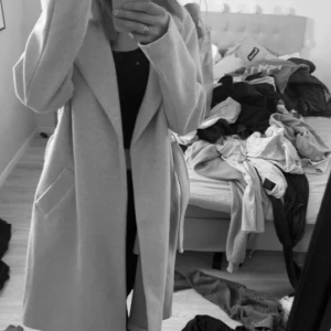 Kappa  - Hej jag säljer min kappa från Vera Moda köpfest för ungefär 1 månad sen knappast använt säljer pga den ej passa mig och vill ha en kortare modell så är öppen för byten. Ny pris 800 säljer för 500 men pris kan diskuteras 