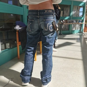 Vida ligmidjade jeans - Vida lågmidjade jeans i storlek 36(ganska liten 36a). Prislappen är fortfarande kvar därav priset. 💕