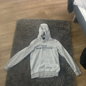 Peak performance  - En peak performance hoodie, grå, stl 150, används ca 2/3 ggr