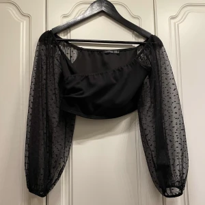 Topp - Säljer båda topparna för 100 kr, använda ett fåtal gånger, skriv för mer bilder :) 