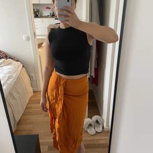 Fin orange kjol från Zara. (Lite skrynklig på bild) 🧡🧡