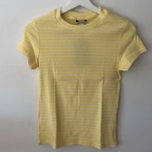 ribbad t shirt - ribbad t shirt från monki! bilden är lånad och färgen är en aning blekare i verkligheten🩷 så najs tajt passform och perfekt längd!