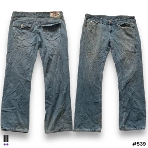 True Religion Jeans 539 - 💜Model: Billy 💜Tag: 38/38 💜Waist: 50cm 💜Inseam: 85cm 💜Outseam: 110cm 💜Leg opening: 23cm 💜Flaws: Fläckar på framsidan och saknar höger knapp 