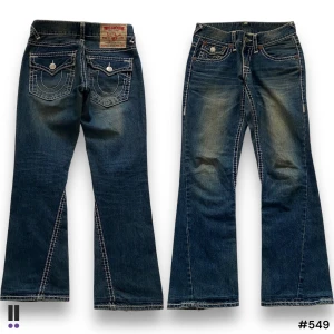 True Religion Jeans 549 - 💜Model: Joey Super T 💜Tag: w30 💜Waist: 37cm 💜Inseam: 75cm 💜Outseam: 98cm 💜Leg opening: 75cm 💜Flaws: uppsydda