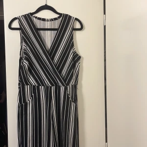 Byxdress xs  - Svart/vit randig byxdress med fickor. Storlek xs 