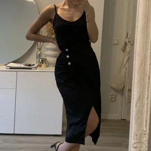 Satinkjol H&M  - Oanvänd figurformad satinkjol från H&M i storlek XS. Tre fina strassknappar