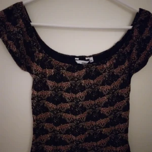 Svart mönstrad singoallatopp / topp. Strlk: XS. Bomull, stretch. Nyskick. Felfri.  - Svart mönstrad singoallatopp / topp. Strlk: XS. Bomull, stretch. Nyskick. Felfri. 