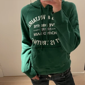 Zadig&Voltaire hoodie - En knallgrön zadig&voltaire hoodie som köptes för något år sedan men har använts max två gånger. Den är i super bra skick! Skriv privat om priset eller några andra frågor:)