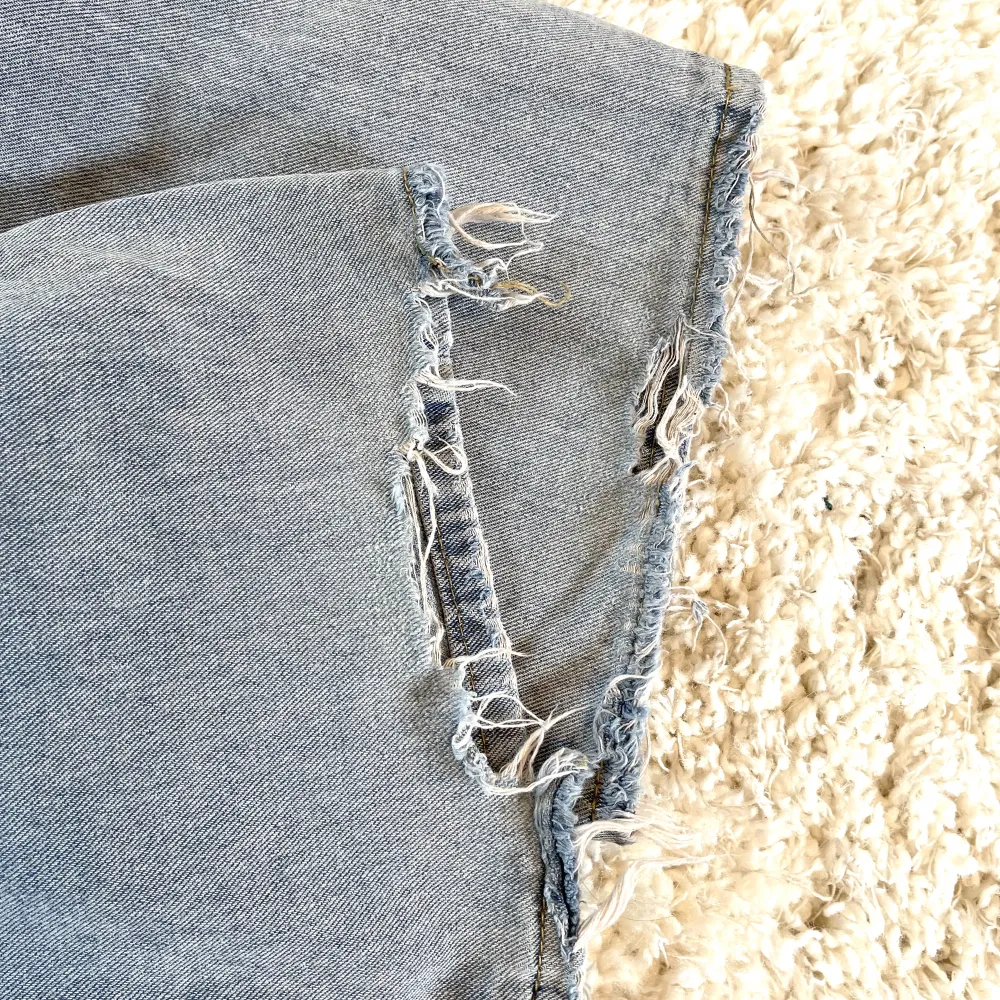 Säljer dessa blåa super fina jeansen! Rätt slitna därför de låga priset! Frakt tillkommer 40kr spårbar❗️ Storlek = XS. Jeans & Byxor.