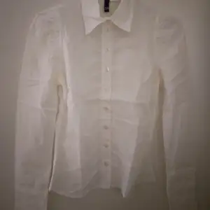 Vintage look,  vit skir / tunn / luftig  blus / skjorta. 34 / XS. Bomull. Ok skick, se bilder. Inget trasigt.