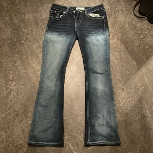 Lågmidjade jeans  - Ett par skit snygga lågmidjade jeans som tyvärr inte passar mig. I ny sick och knappt använda. Köpte dessa på Asos för ca 500kr 