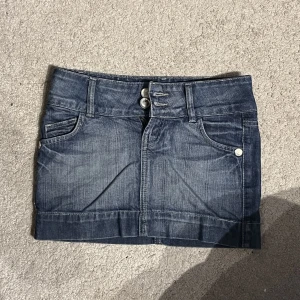 Mini kjol - Jättesnygg lågmidjad minikjol tyvärr för liten för mig så säljer vidare