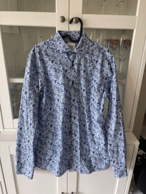 Skjorta med mönster - Från Oscar of sweden. Slimfit