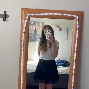 Kjol från Lindex - Kjol från Lindex med paljetter i midjan i fint skick🤍