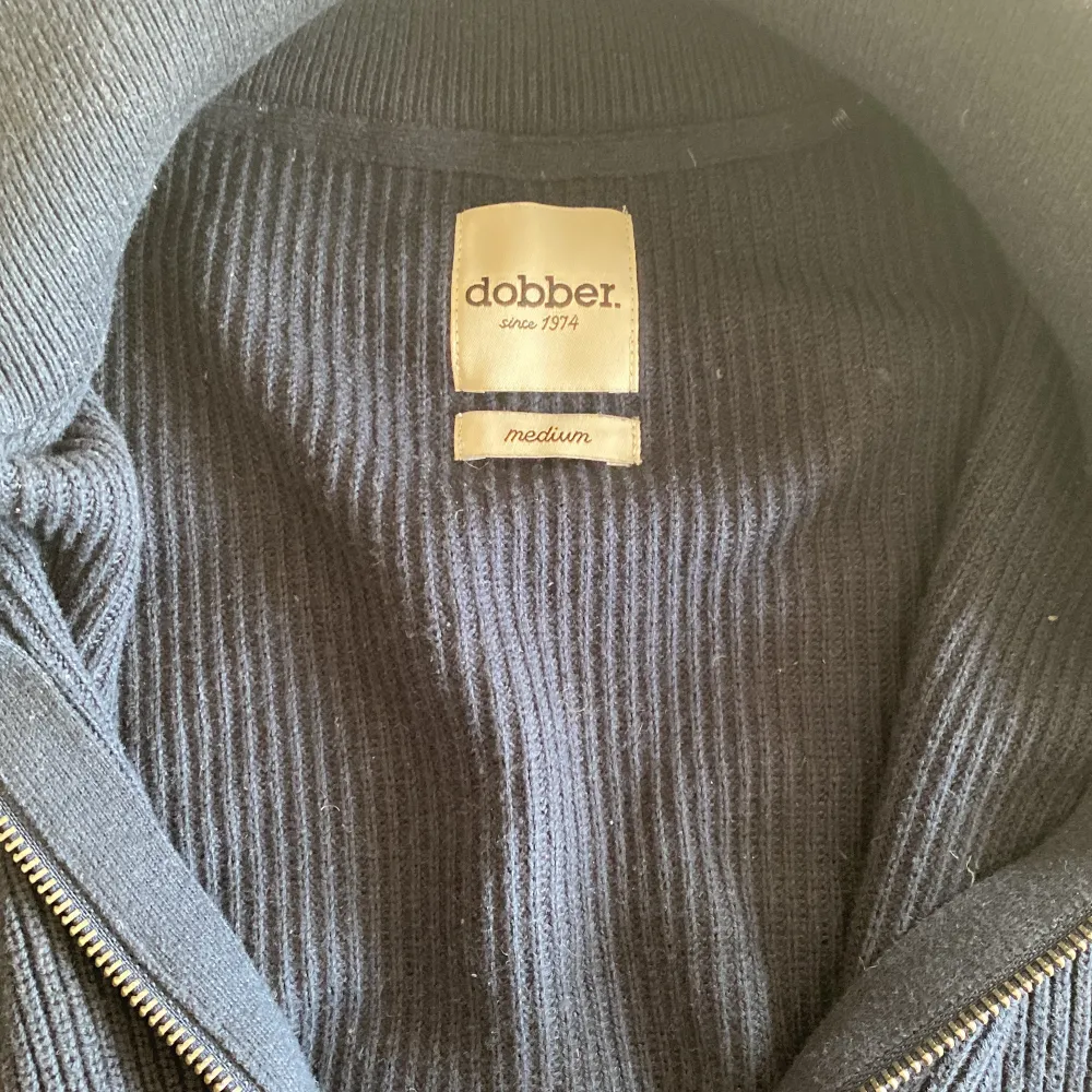 Säljer min fina helzip tröja från Dobber i stl M! Jättefint skick, har inte lite. Nypris 599 säljer för 250. Tröjor & Koftor.