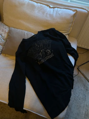 Ralph Lauren sweater - En cool sweatshirt i svart med motiv där det Ralph Lauren. Mycket bra skick 