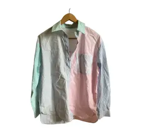 Superfin skjorta från Pull & Bear i storlek xs, i princip oanvänd, endast testad i väldigt bra skick! Strycks innan den postas 😌