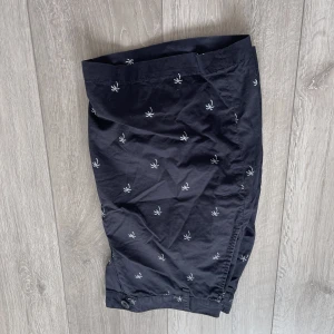 Shorts - Shorts med palmer. Passar storlek S,