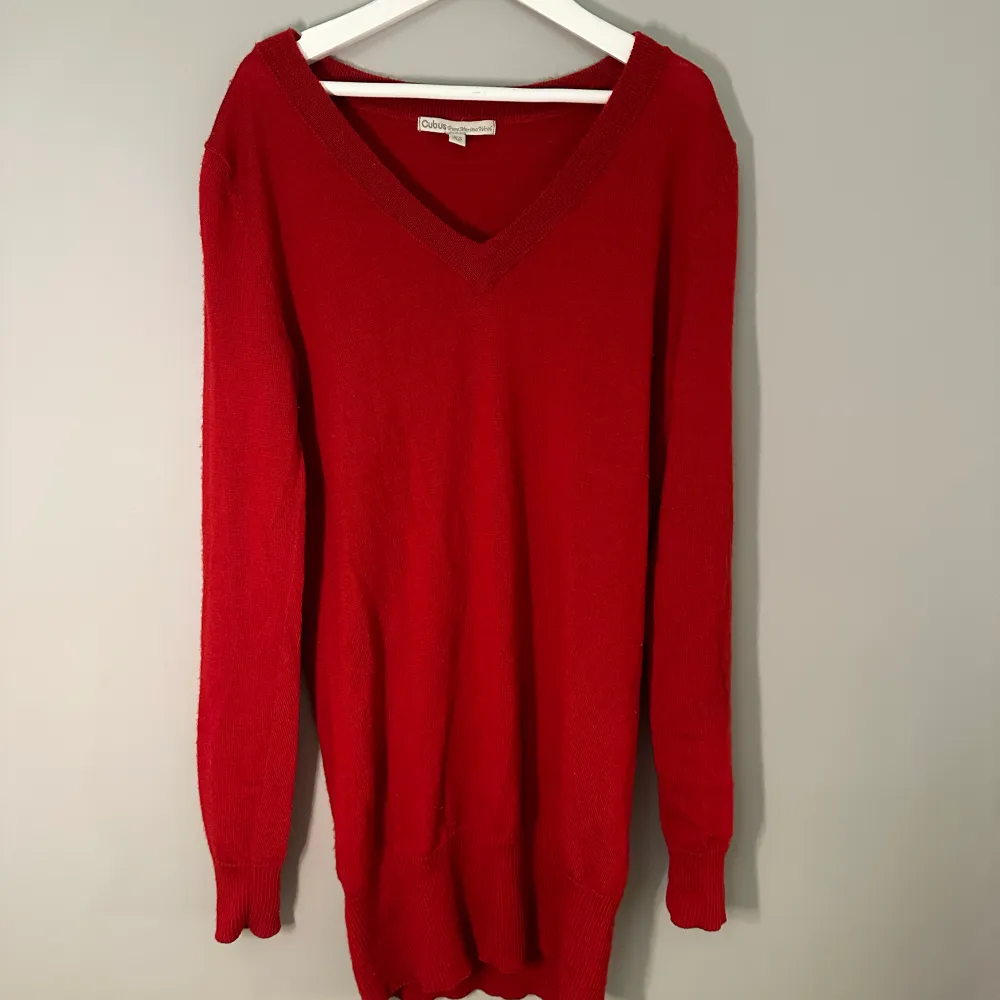 En röd stickad kort klänning. Ifrån Cubus (köpt second hand). I storleken XS men passar mig som har S. . Klänningar.