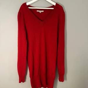 En röd stickad kort klänning. Ifrån Cubus (köpt second hand). I storleken XS men passar mig som har S. 