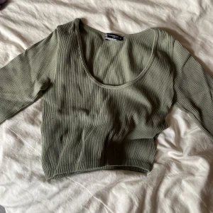 långärmad kortare tröja - en jättefint långärmad lite kortare tröja med urringning 💕💕 köparen står för frakten 