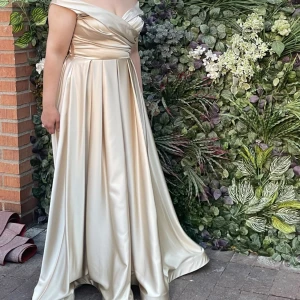 Klänning - Klänning, använd endast 1 tillfälle Ej kemtvättad ( kan fixas om det önskas )