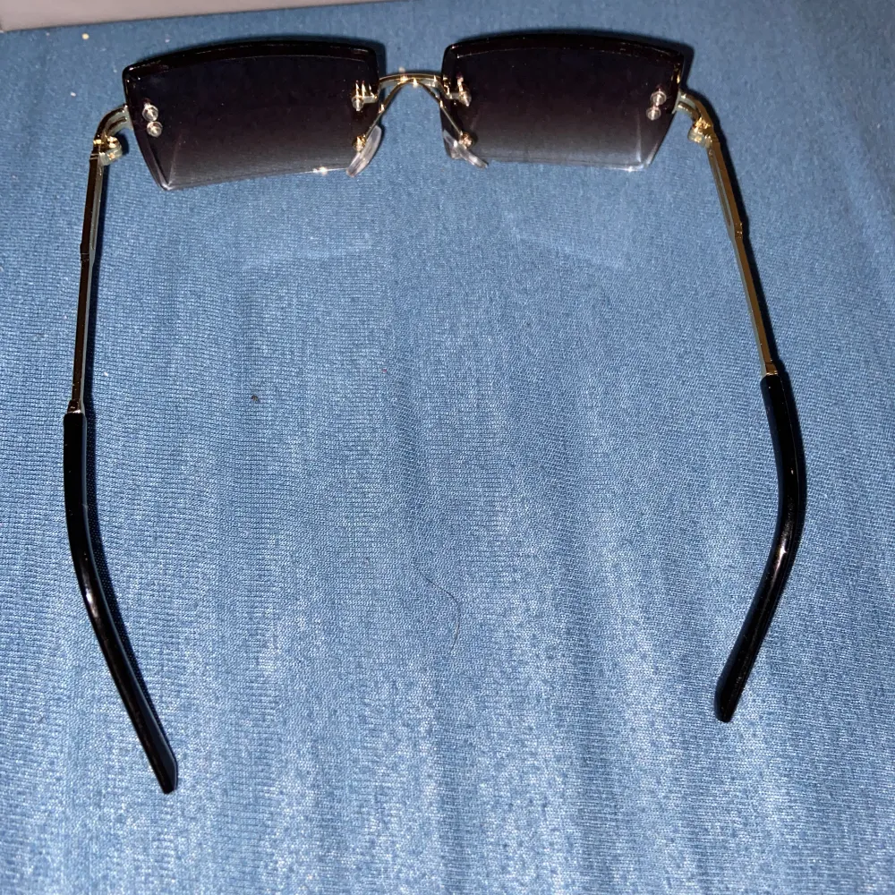 Riktigt snygga solglasögon. Helt nya aldrig använda. Köpte för 500kr säljer för 200kr för att jag vill bli av med dom. Glaset är brunt ungefär och guldiga bågar.. Accessoarer.