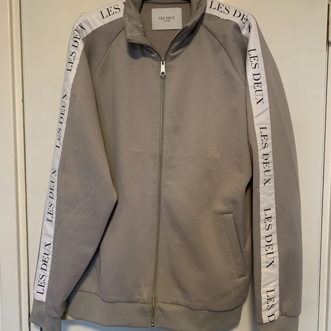 Grå track jacket från les deux